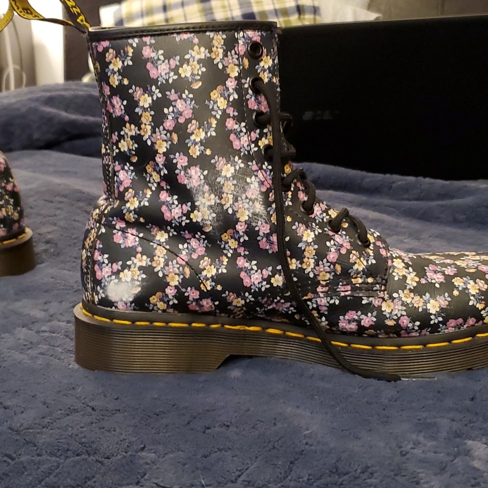 Doc Martens AirWair with Bouncing Soles Sz 8 - Picture 7 of 7